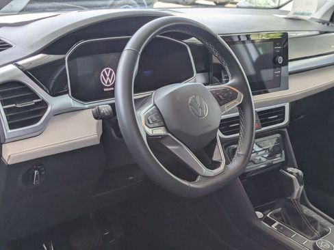 Used 2025 Volkswagen Taos SE AWD/4WD image 14