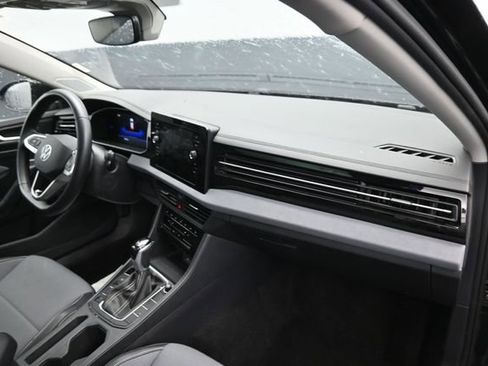 Used 2025 Volkswagen Jetta SE FWD image 9