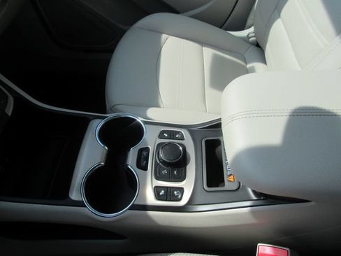 Used 2024 GMC Terrain Denali w/ Denali Premium Package AWD/4WD image 19