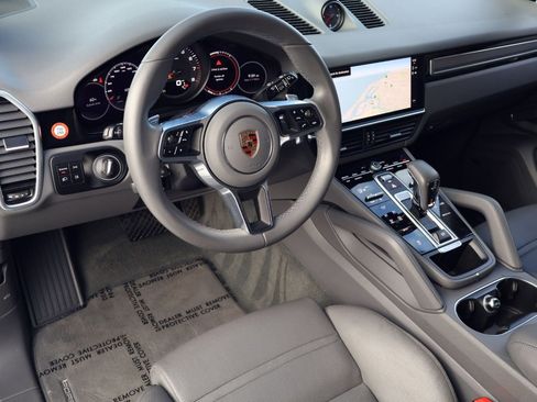 Certified 2023 Porsche Cayenne Platinum Edition image 4