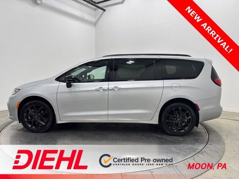 Used 2026 Chrysler Pacifica Limited w/ S Appearance Package AWD/4WD image 4