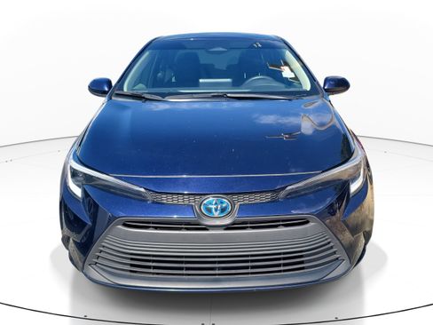 Used 2025 Toyota Corolla LE FWD image 2