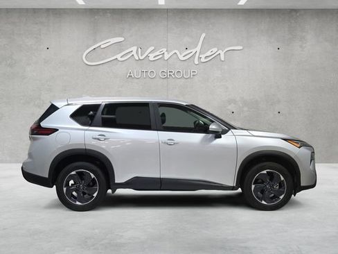 Used 2024 Nissan Rogue SV image 17