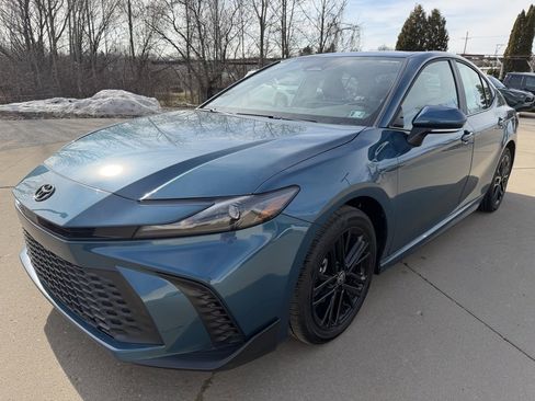 Certified 2025 Toyota Camry SE image 1