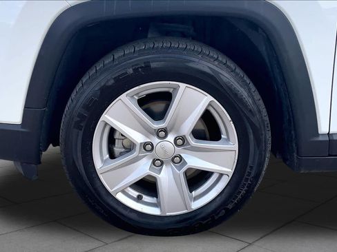 Used 2022 Jeep Compass Latitude FWD image 11