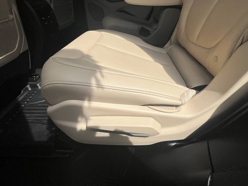 Used 2025 Jeep Grand Cherokee L Limited image 22