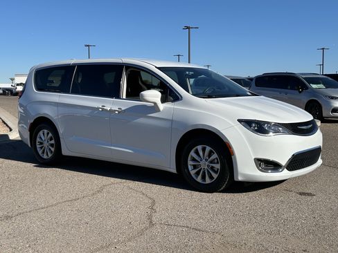 Used 2018 Chrysler Pacifica Touring Plus image 7
