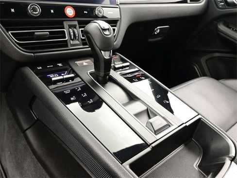 Used 2024 Porsche Macan image 11