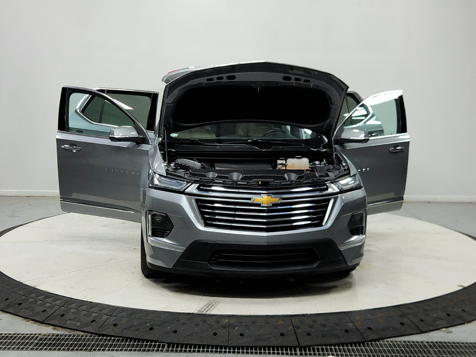 Used 2023 Chevrolet Traverse Premier FWD image 11