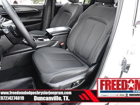 Certified 2025 Jeep Grand Cherokee L Laredo RWD image 13