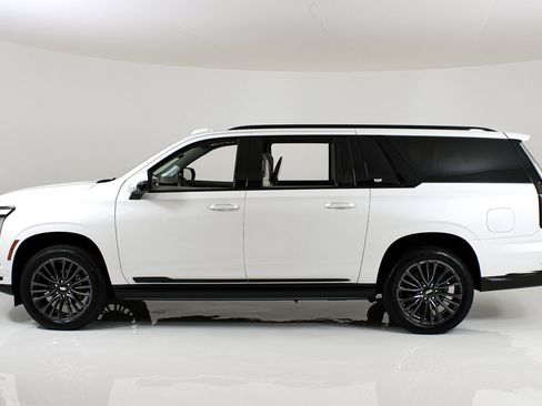 Used 2025 Cadillac Escalade ESV Sport Platinum RWD image 3