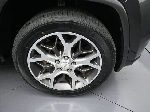 Used 2018 Jeep Grand Cherokee Limited RWD image 9