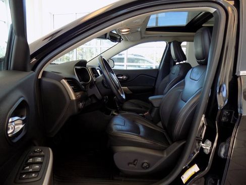 Certified 2018 Jeep Cherokee Limited w/ Technology Group image 17