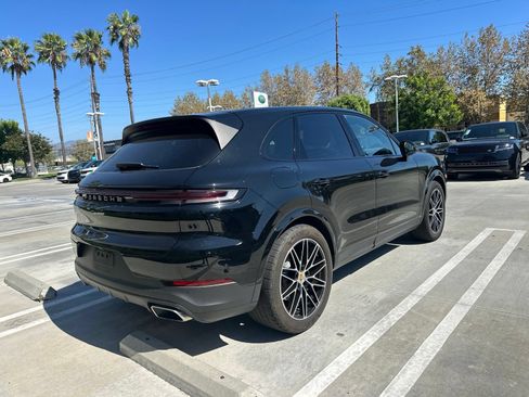 Used 2024 Porsche Cayenne AWD/4WD image 3