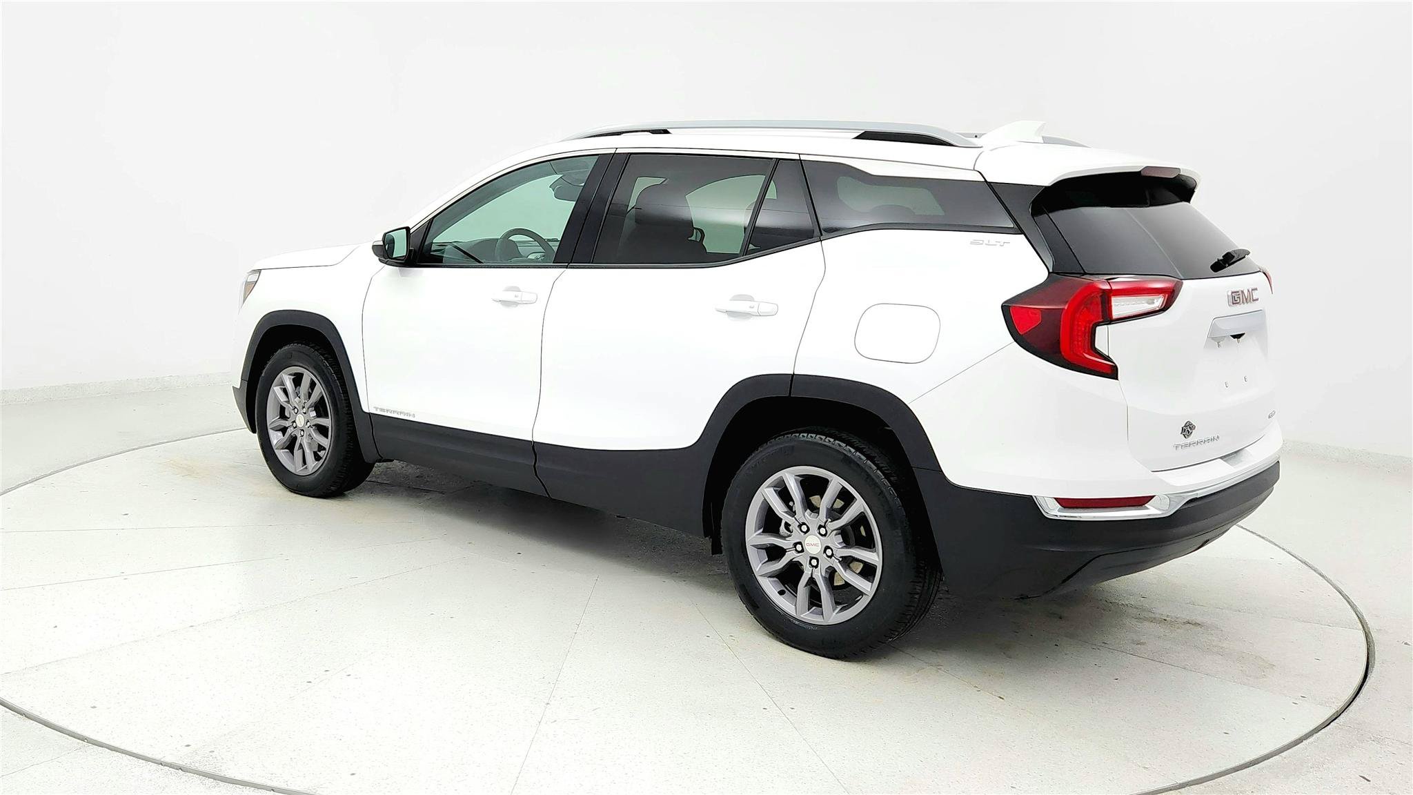 Used 2024 GMC Terrain SLT AWD/4WD image 3