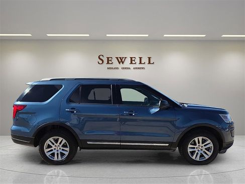Used 2019 Ford Explorer XLT image 5