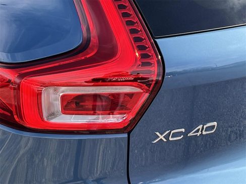 Used 2025 Volvo XC40 B5 Core w/ Climate Package image 10