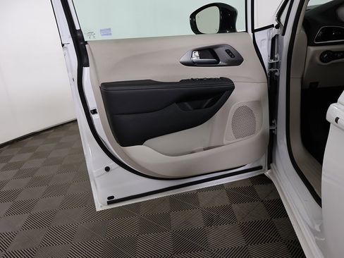 Used 2024 Chrysler Pacifica Touring-L image 24