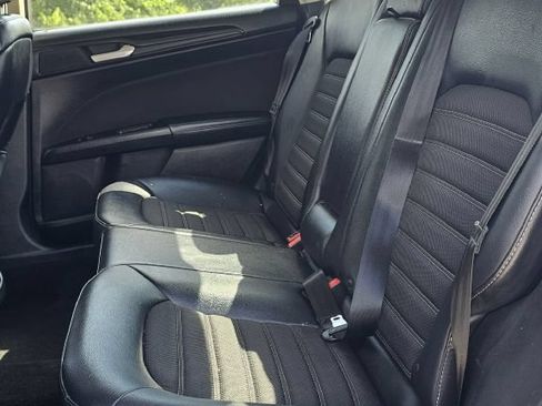 Used 2018 Ford Fusion SE w/ Equipment Group 601A FWD image 8