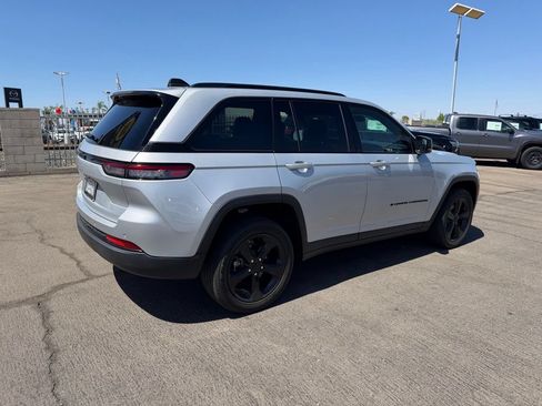 Used 2023 Jeep Grand Cherokee Altitude RWD image 6