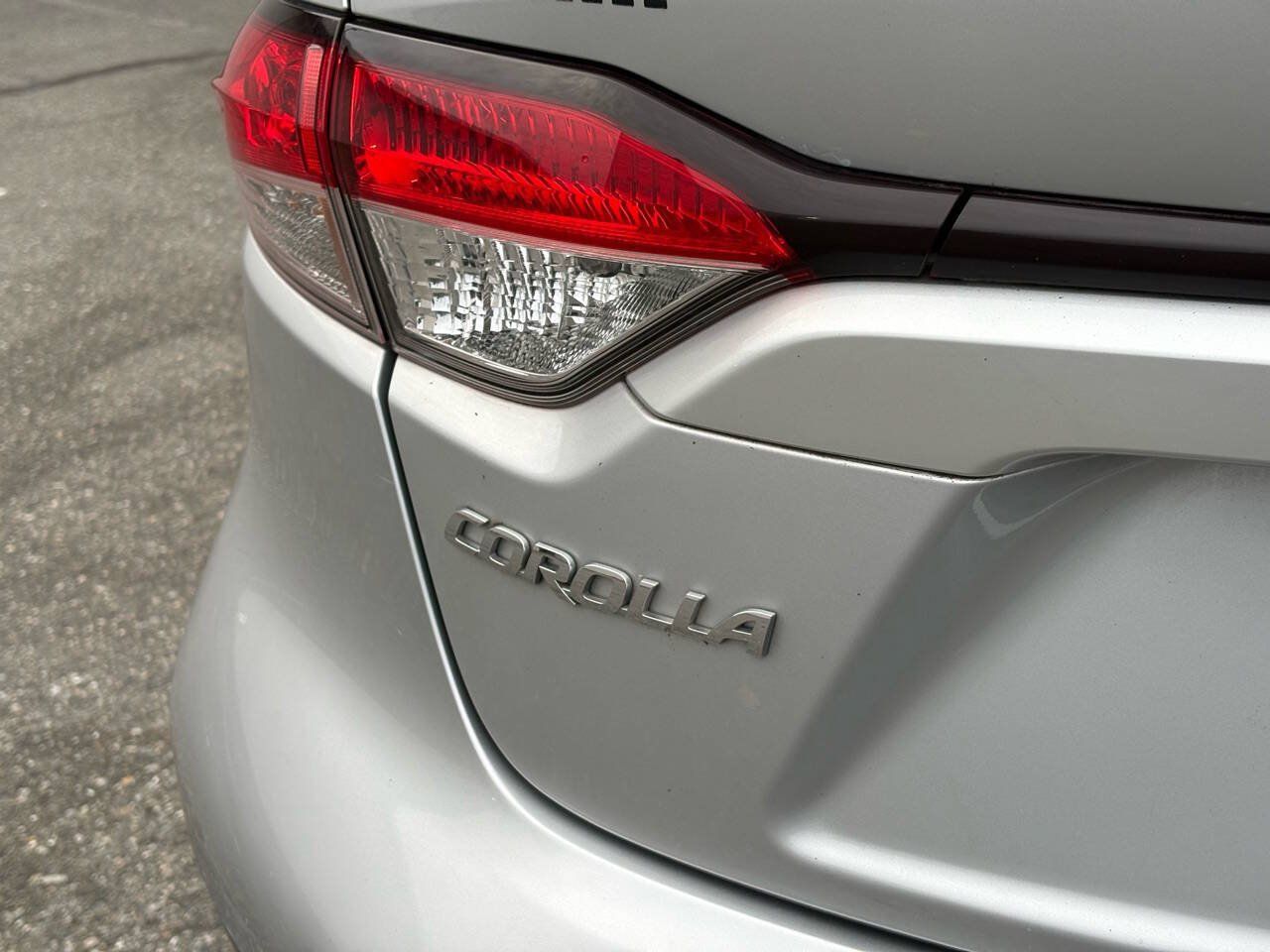 Used 2022 Toyota Corolla LE w/ Premium Interior Package FWD image 17