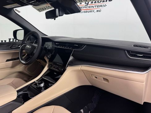 Used 2025 Jeep Grand Cherokee Limited w/ Luxury Tech Group II image 45