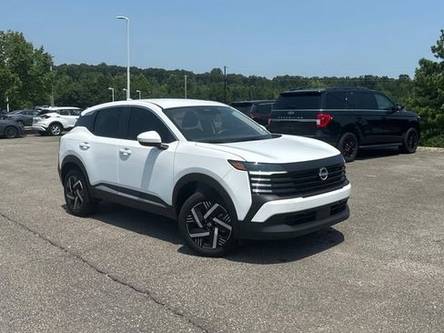 Used 2025 Nissan Kicks SV FWD image 2