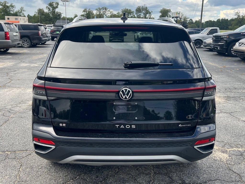Used 2025 Volkswagen Taos SE AWD/4WD image 5