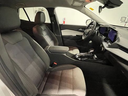 Used 2025 Chevrolet Trax LT w/ Driver Confidence Package image 25