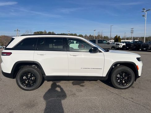 New 2026 Jeep Grand Cherokee Laredo image 8