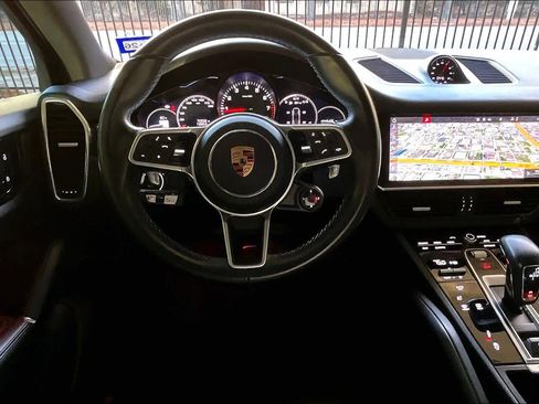 Used 2020 Porsche Cayenne S image 5