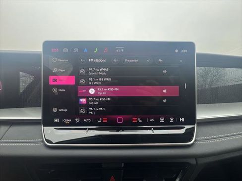 Used 2025 Volkswagen Tiguan SE image 16