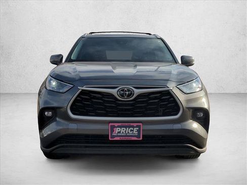 Used 2023 Toyota Highlander XLE image 2