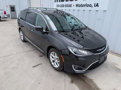 Used 2018 Chrysler Pacifica Touring-L Plus w/ Tire & Wheel Group FWD image 8