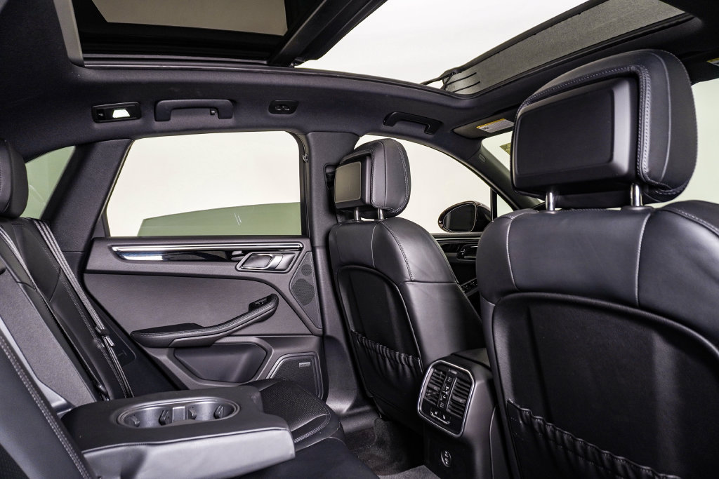 Certified 2023 Porsche Macan Turbo AWD/4WD image 16