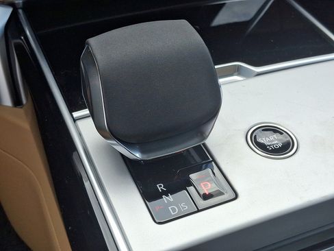 New 2025 Land Rover Range Rover Long Wheelbase SE image 13