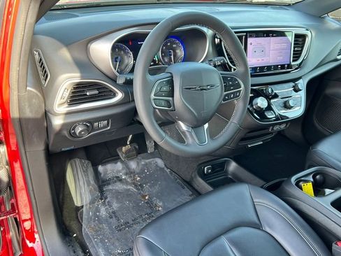 Used 2025 Chrysler Pacifica Select image 18