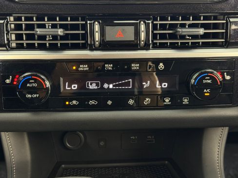 Used 2025 Nissan Pathfinder SL image 25