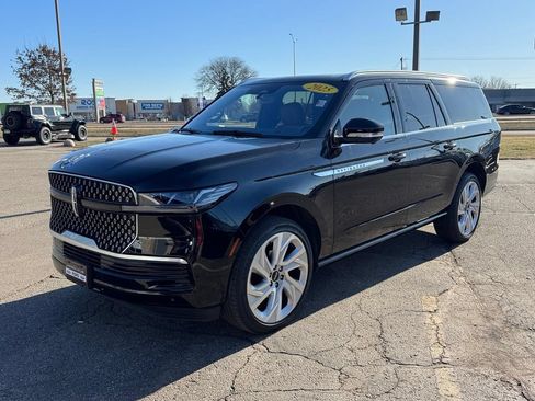 Certified 2025 Lincoln Navigator L Reserve AWD/4WD image 2