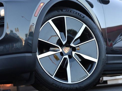 Used 2025 Porsche Macan 4 Electric image 57