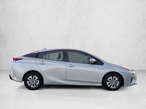 Used 2017 Toyota Prius Four image 4