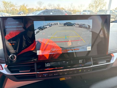 Certified 2025 Toyota Sienna Limited image 24