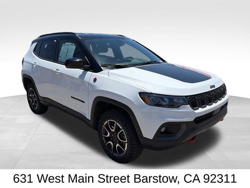 Used 2025 Jeep Compass Trailhawk AWD/4WD image 2
