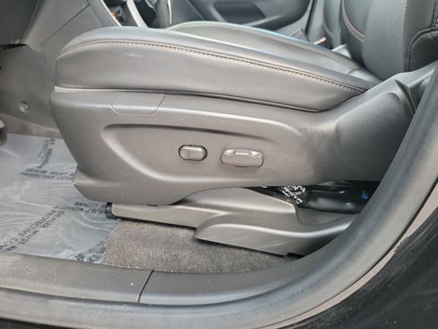 Used 2022 Chevrolet Trax LT w/ Midnight Edition image 12