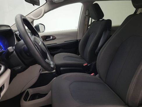 Used 2020 Chrysler Voyager L FWD image 17