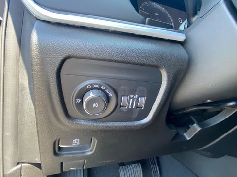 Used 2024 Jeep Grand Cherokee Limited image 14