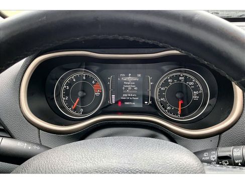 Used 2016 Jeep Cherokee Latitude w/ Cold Weather Group AWD/4WD image 19