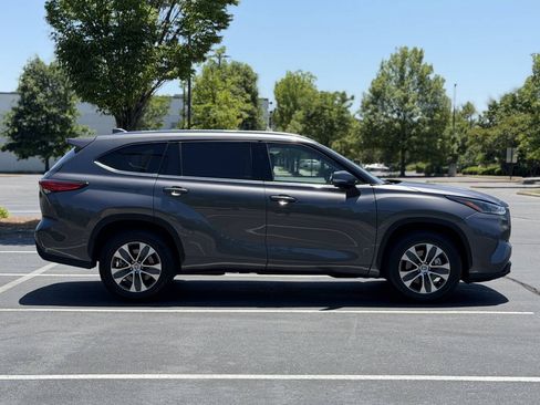 Used 2021 Toyota Highlander XLE FWD image 8