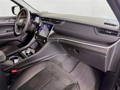 Used 2024 Jeep Grand Cherokee Altitude image 29