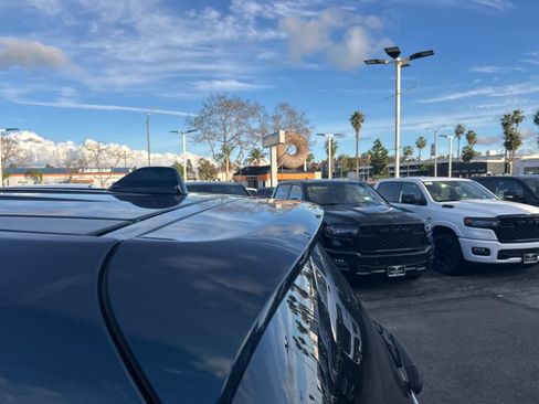 Used 2022 Chrysler Pacifica Touring-L image 14